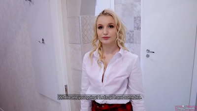 Gənc kollec qızı dostu ilə sevgilisini aldadır | POV və öz pişik içərisində cum!